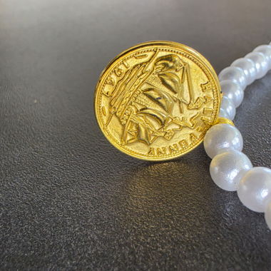 Collana di perle con pendente dorato