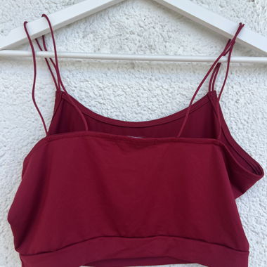 Top corto bordeaux con spalline sottili