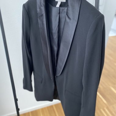 Schwarzer Blazer mit Satin-Kragen