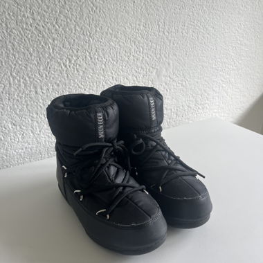 Low black Moon Boots