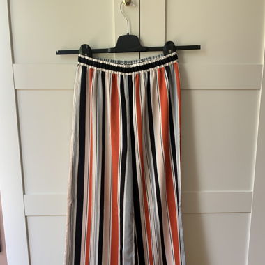 Weite Palazzo Hose mit bunten Längstreifen