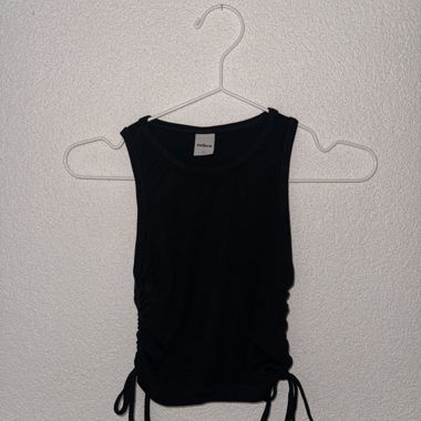 Top nero con arricciatura