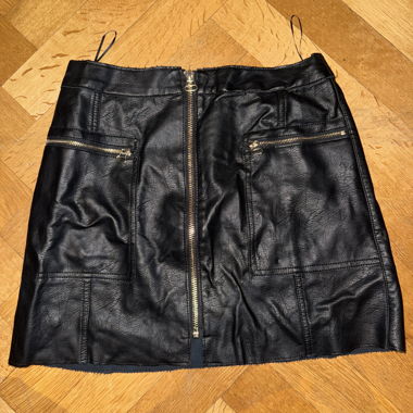 Mini-jupe courte en cuir