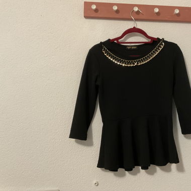 Schwarzes Oberteil mit goldigem Detail