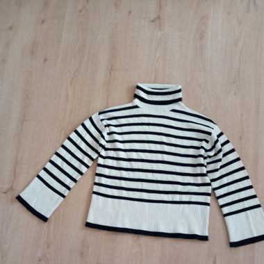 Gestreifter Kragenpullover