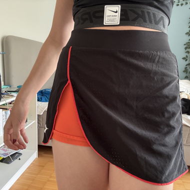 Jupe de tennis noire avec shorts intégrés