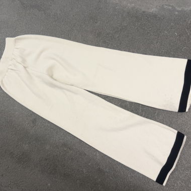 Weisse Hose mit schwarzen Streifen