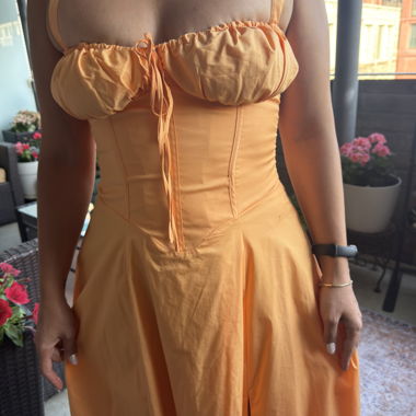 Abito estivo arancione con allacciatura