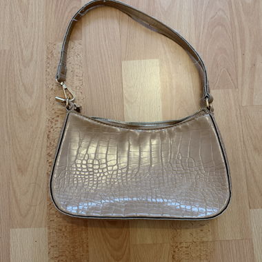 Sac à bandoulière à effet croco beige