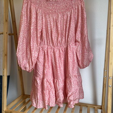 Robe rose à épaules dénudées