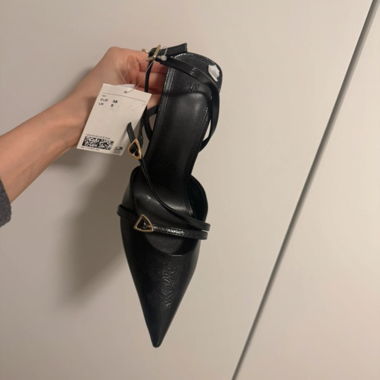 Schwarze Slingback-Pumps