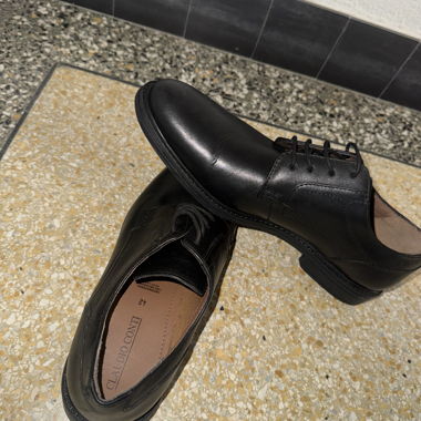 Scarpe eleganti nere con lacci