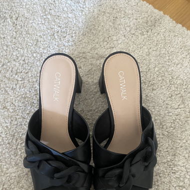 Sandalen mit kleinem Absatz
