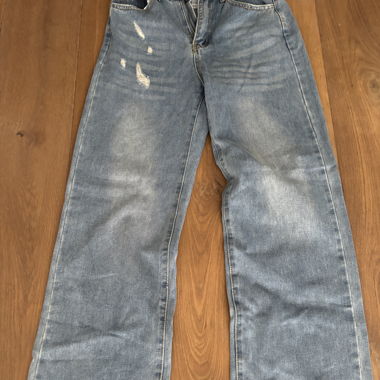 Hellblaue Jeans mit Used-Effekt