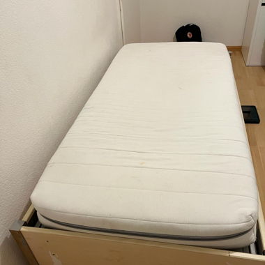Bett mit Matraze