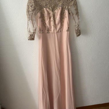 Robe longue avec bustier en dentelle dorée 