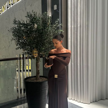 Abito lungo off-shoulder marrone