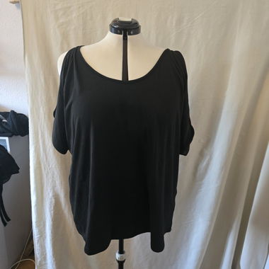 Top nero con spalle scoperte
