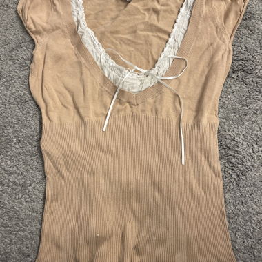 Top long en maille beige avec ceinture à nouer