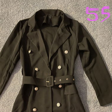 Schöner blazer dress mit goldige details