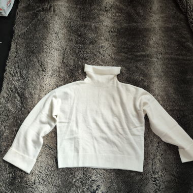 Weisser Pullover
