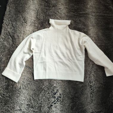 Weisser Pullover
