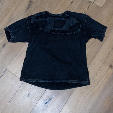 T-shirt nera maniche corte con dettaglio sul retro