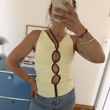 Top mit Cut-Outs