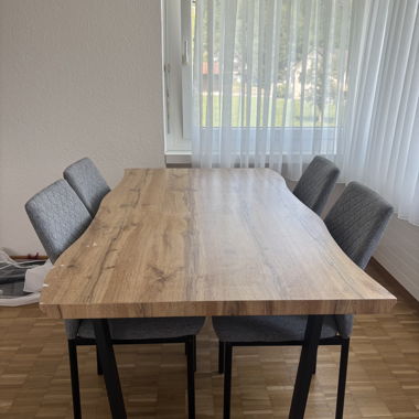 Tavolo da pranzo con 4 sedie grigie