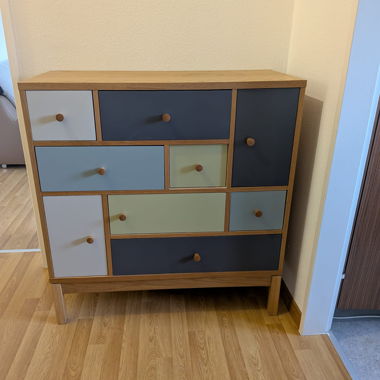 Bunte Kommode aus Holz