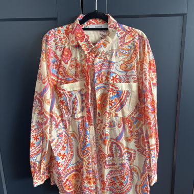 Patterned long-sleeve blouse