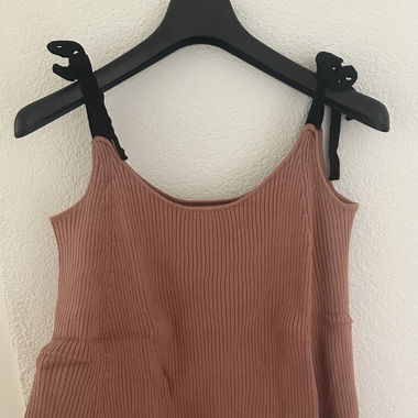 Rostfarbenes Top mit schwarzen Trägern (ZARA Knit)