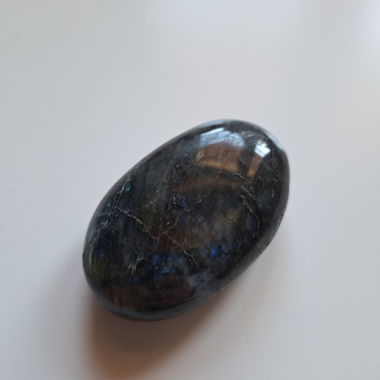 Cristal de main, pierre de couleur noire inconnue