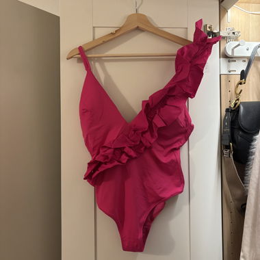 Fuchsia Badeanzug mit Rüschen Grösse S und M