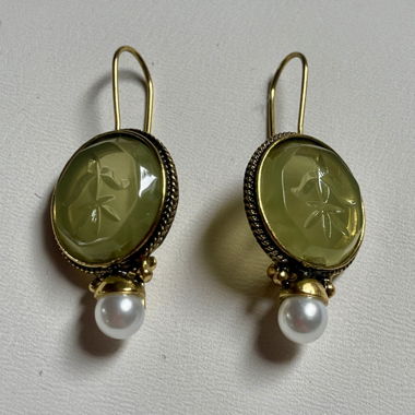 Orecchini in stile vintage con perle verde-dorate