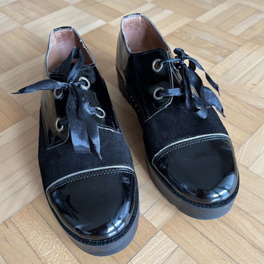 Oxford style shoe with satin laces