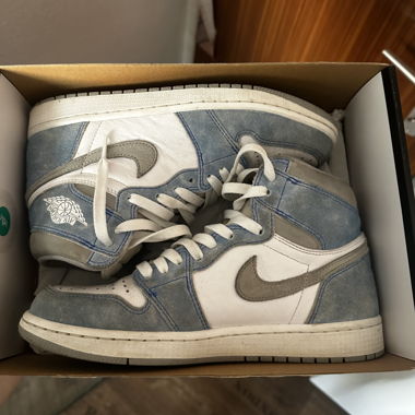 Air Jordan 1 Retro High OG "Hyper Royal" sneakers