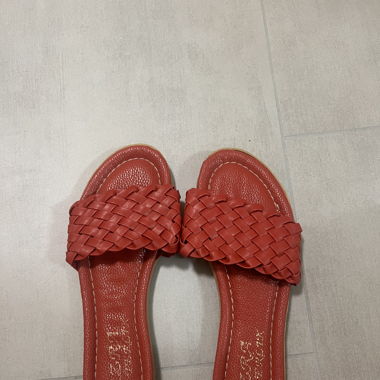 Offene Schuhe Rot