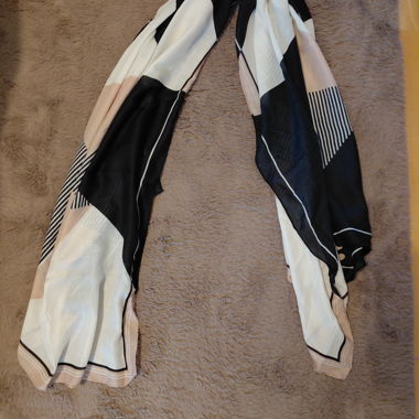 Patterned scarf black white pink