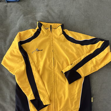 Gelbe Sportjacke