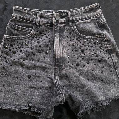 Shorts in denim nero slavato con pietre, taglia 36.