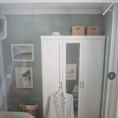 Weisser Schrank mit 3 Türen