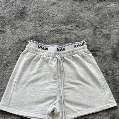 Graue Shorts