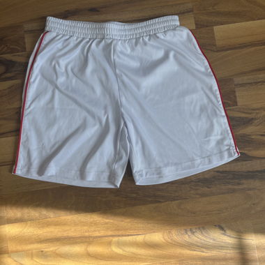 Weisse Sportshorts mit roten Streifen