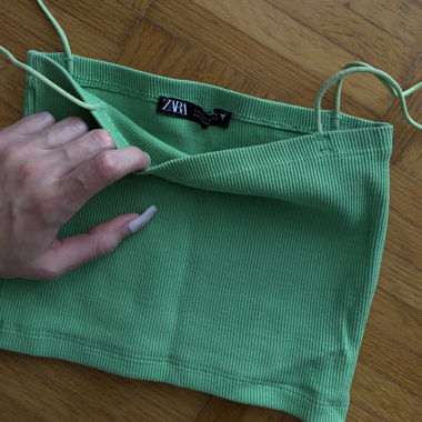 Grünes geripptes Crop-Top/Träger-Top