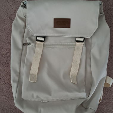 Sac à dos beige clair avec poche frontale