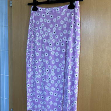 Violetter Midi-Rock mit Blumenmuster