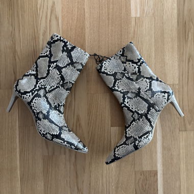 H&M Ankle Boots mit Schlangenprint