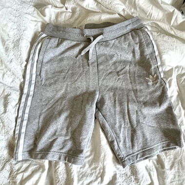 Shorts Adidas gris