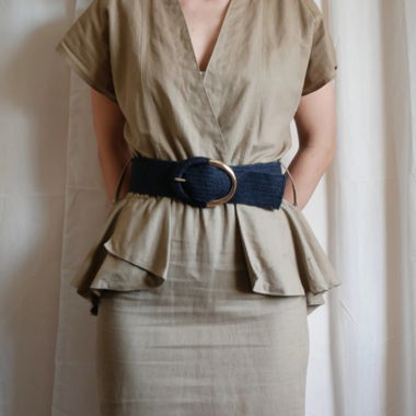 Glamouröses Vintage-Khaki-Leinen-Cascade-Peplum-Kleid